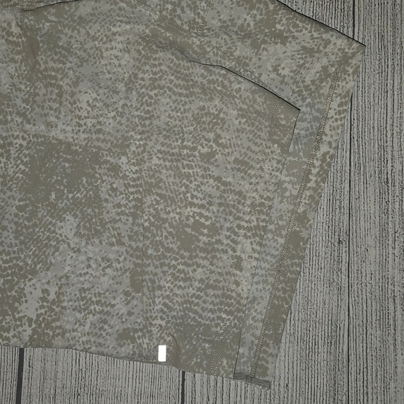 Lululemon Men's License to Train Linerless Shorts White/Cream Camo Size S - Picture 5 of 8